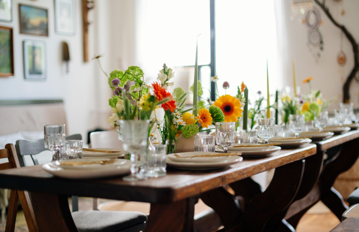 How to Create a Beautiful Family Reunion Celebration Table